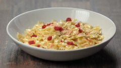 Farfalle al salmone e caviale rosso