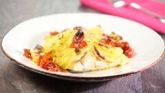 Filetti di spigola al forno con pomodorini e origano
