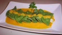 Ravioli verdi ai gamberi con vellutata di zucca e bisque