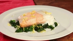 Salmone con spinaci e salsa al limone