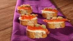 Crostini con salmone marinato
