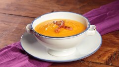 Crema di patate e carote con guanciale croccante