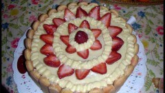 Torta con crema pasticcera e fragole