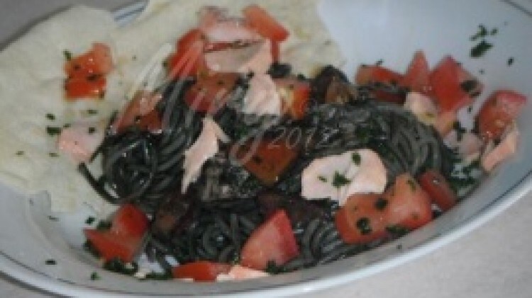 Spaghetti al nero di seppia con salmone e pomodoro fresco