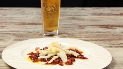 Carpaccio di baccalà con cipolla caramellata alla birra