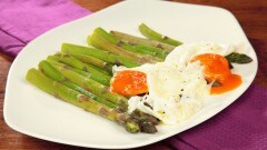 Uova con asparagi