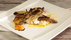 Dentice in crosta di patate e carciofi