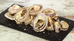 Anelli di cipolla rossa in pastella