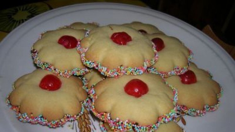 Frolle con ciliegina e cioccolato
