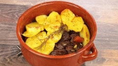 Spezzatino e patate in tortiera