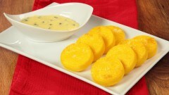 Crostini di polenta al pepe verde