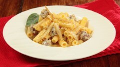 Sedani panna, salsiccia e prugnoli