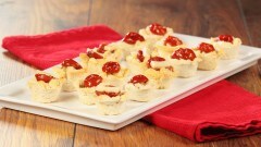 Cestini di pane con pomodoro e formaggio
