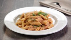Penne alla polpa di granchio e zucchine