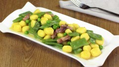 Gnocchi speck, piselli e taccole