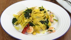 Tagliatelle con cime di rapa e gamberi