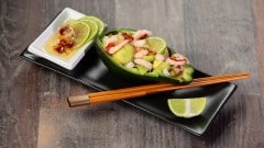 Avocado con gamberetti in salsa thai