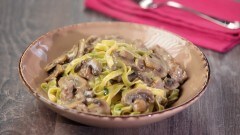 Paglia e fieno con salsiccia e funghi