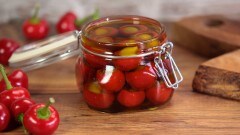 Peperoncini ripieni di acciughe e cipolline