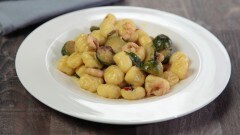 Gnocchi con cavoletti di Bruxelles e gamberetti