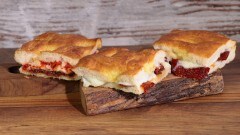 Focaccia con vastedda e pomodori secchi