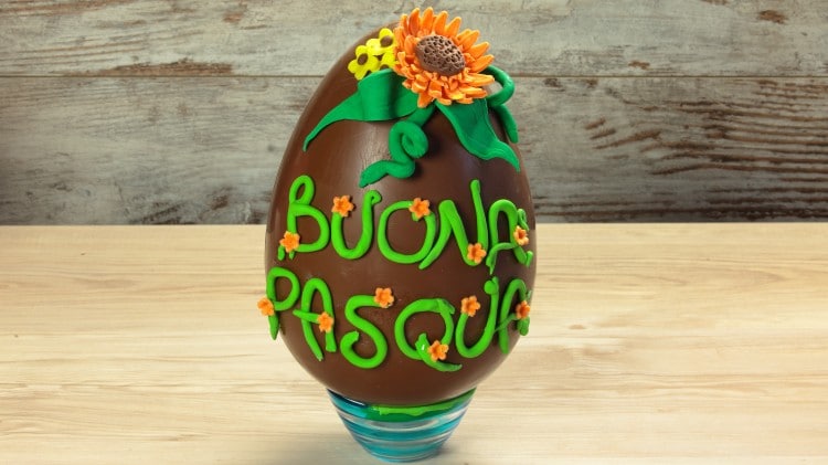 Uova di Pasqua decorato con pasta di zucchero