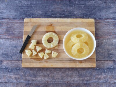 Tiramisù ananas e fragole fresco e goloso senza uova e senza caffè