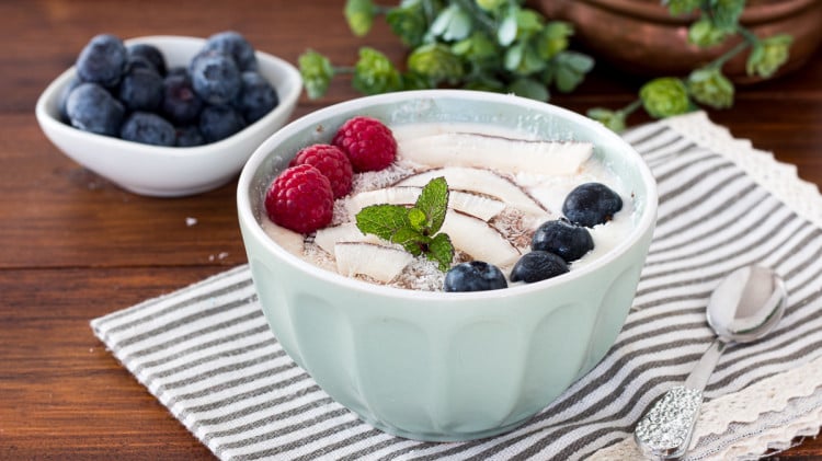 Fai sempre una sana colazione, prova il porridge con yogurt greco
