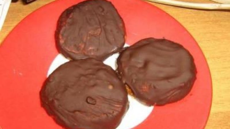 Biscotti alle nocciole con glassa di cioccolato