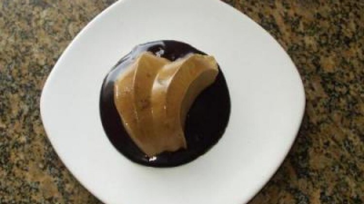 Bavarese al caffè con salsa al cioccolato