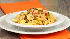 Penne saporite alle zucchine e pancetta