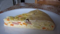 Torta con cipolle, carote, patate, ricotta, wurstel e uova