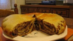 Torta arrotolata farcita con crema di ricotta e cioccolato