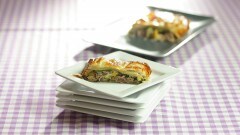 Strudel con lesso, peperoncino, yogurt e zucchine