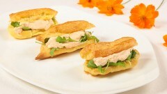 Eclair farciti con salsa ai wurstel
