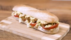 Sandwich con pollo e salsa al curry