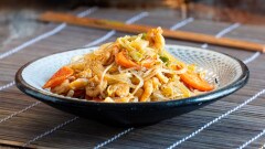 Spaghetti di soia con gamberetti e verdure