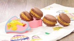 Macaroons al cioccolato con crema al burro al caffè