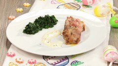 Carrè d'agnello con spinaci e salsa alla senape