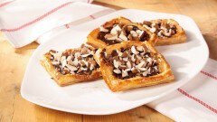 Tortine sfogliate al cioccolato, mandorle e fior di sale