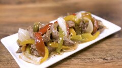 Straccetti di manzo con peperoni e cipollotti