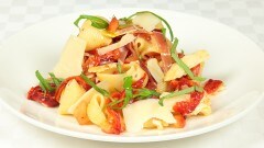 Conchiglie con peperoni e prosciutto crudo