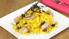 Tagliatelle con tonno, menta, melanzane e pomodoro secco
