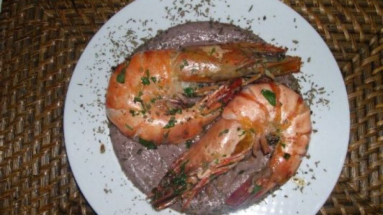 Gamberoni su crema di fagioli ed olive nere al profumo di dragoncello