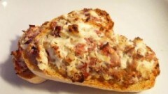 Crostoni con speck philadelphia e noci