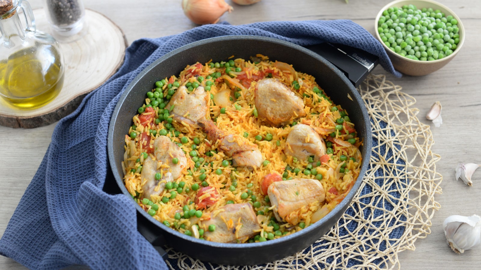 Padella per paella con cibo tradizionale spagnolo di solito preparato con  riso, carne, frutti di mare.