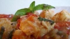 Bocconcini di pollo pomodorini olive e basilico