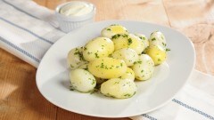 Patate con panna acida e prezzemolo