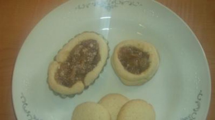Cestini di frolla con uva caramellata, amaretti e mandorle