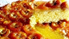 Torta con banane caramellate